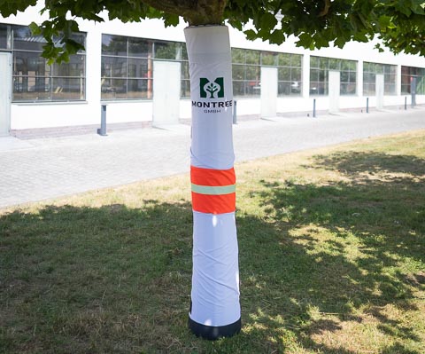 MONTREE Baumschutz Groesse S, 75 x 200 cm, fuer Stammdurchmesser bis 25 cm, montiert am Baum